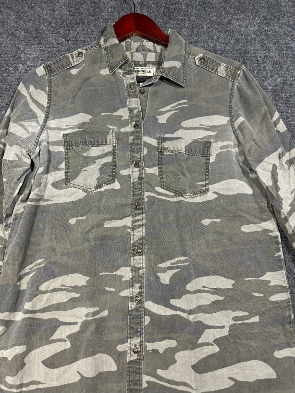 Express Boyfriend Shirt Womens Small Camouflage Long Sleeve Roll Tab Sleeve - Picture 4 of 10